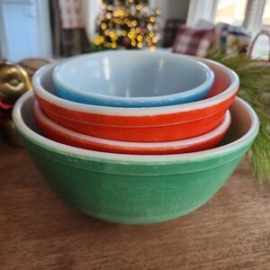 Beautiful Vintage pyrex nesting bowls. A collector's dream.